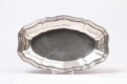 Anbietschale.Silber 830. Längsovale Form, fassonierter Rand. Gew. ca. 470 g. L: 32 x 20,5 cm. 20.