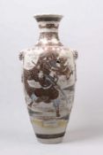 Große Satsumavase.Japan 20. Jh. Keramik. Figurenstaffage, Golddekoration. H: 55 cm. 20.00 % buyer'