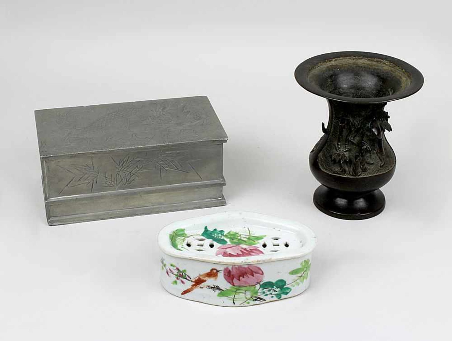 3 Teile China bzw. Asien, 1. H. 20. Jh., bestehend aus: rechteckige Zinndose mit graviertem