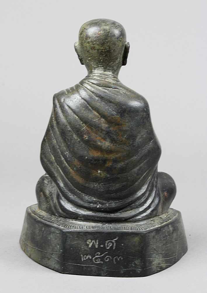 Lama, Siam, 19./20. Jh., Bronzeguss mit grün-brauner Patine, auf Sockel alte Thailände - Image 4 of 8