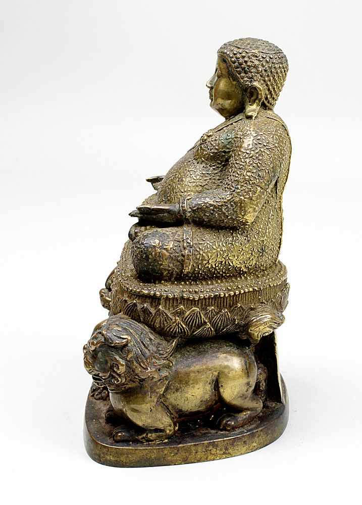 Chinesischer Bronzebuddha, 19. Jh., beleibter Buddha in meditierender Haltung auf Lotusthron, am - Image 3 of 5