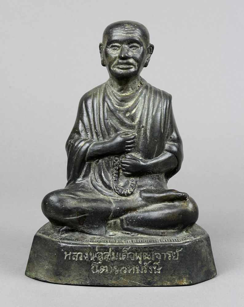 Lama, Siam, 19./20. Jh., Bronzeguss mit grün-brauner Patine, auf Sockel alte Thailände - Image 2 of 8