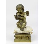 Putto eine Taube in der Hand halten und auf Kissen sitzend, Bronzeguss mit Alabaster, Frankreich