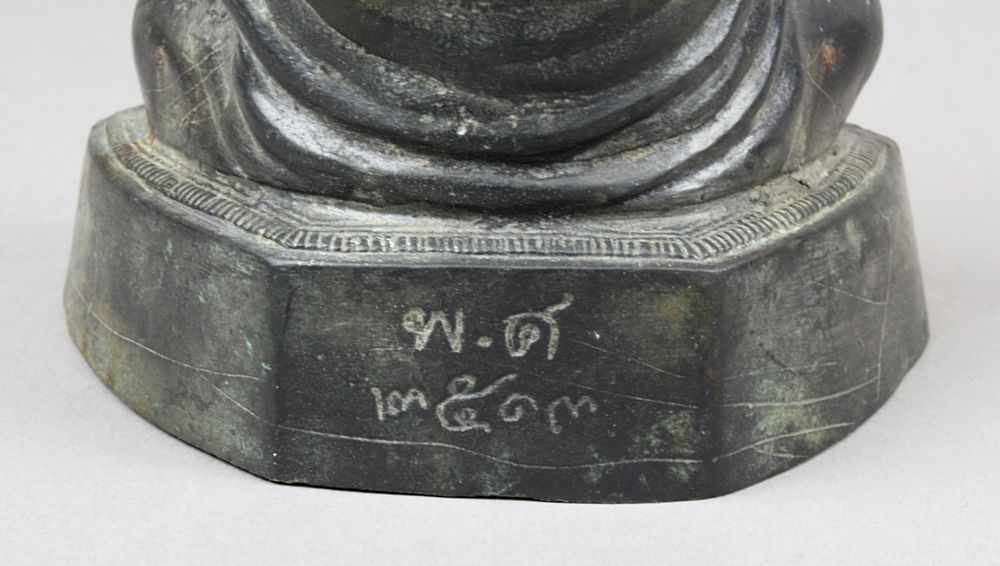 Lama, Siam, 19./20. Jh., Bronzeguss mit grün-brauner Patine, auf Sockel alte Thailände - Image 7 of 8