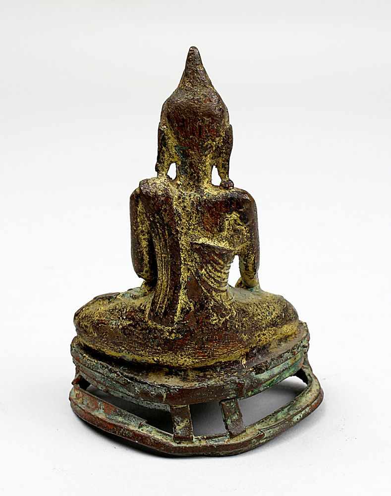 Kleiner Bronze-Buddha, wohl Shan, Myanmar, 17. Jh., Bronze mit Resten von Vergoldung und roter Farbe - Image 4 of 5