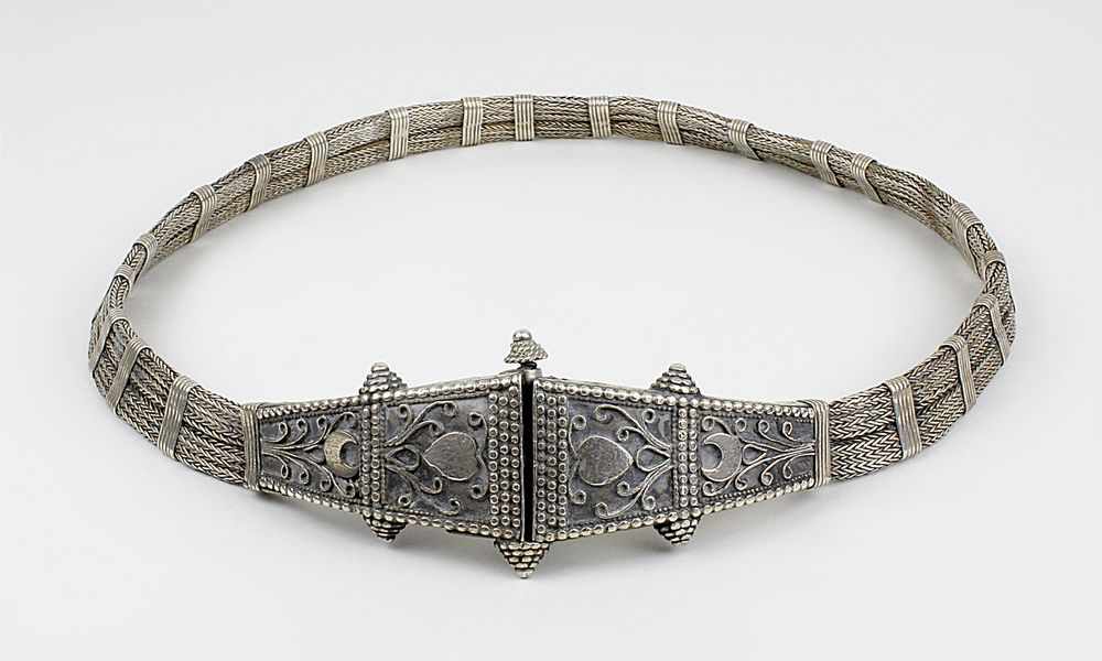 Indischer Silbergürtel, um 1920, aus Sterlingsilber handgearbeitet, 2 flache Schlangenketten durch