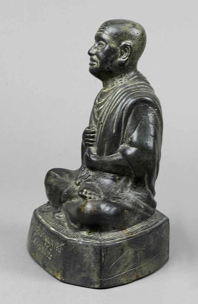 Lama, Siam, 19./20. Jh., Bronzeguss mit grün-brauner Patine, auf Sockel alte Thailände - Image 3 of 8