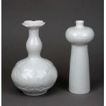 2 Vasen, Meissen, 2. H. 20. Jh., Weißporzellan, Entwurf 1960er Jahre von Ludwig Zepner, eine mit