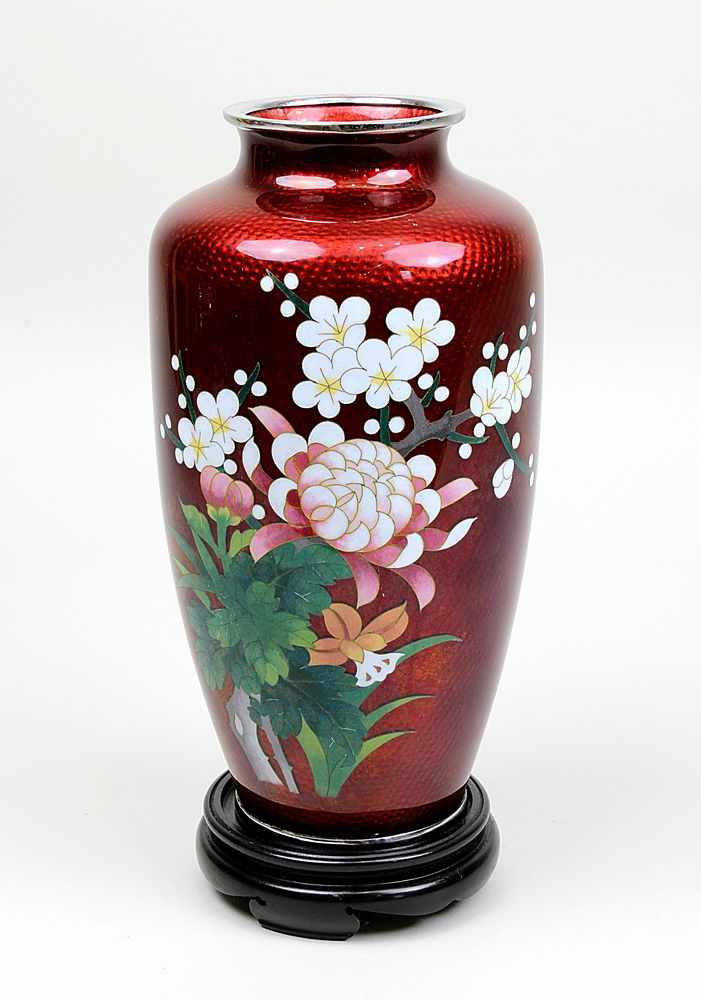 Cloisonné Vase, Japan, Sato, 2.H.20.Jh., farbiges Emailcloisonné, bordeaux-roter Fond mit