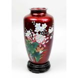 Cloisonné Vase, Japan, Sato, 2.H.20.Jh., farbiges Emailcloisonné, bordeaux-roter Fond mit