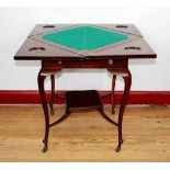 Spieltisch, England 1920er Jahre, im Chippendale-Stil, Mahagoni massiv, Platte vierfach aufklappbar,