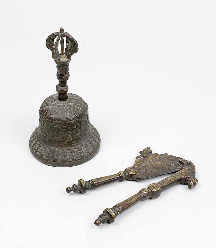 Betelnuss-Schneider und Glocke aus Bronze, Tibet 1. H. 20. Jh., Betelnuss-Schneider mit