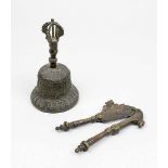 Betelnuss-Schneider und Glocke aus Bronze, Tibet 1. H. 20. Jh., Betelnuss-Schneider mit