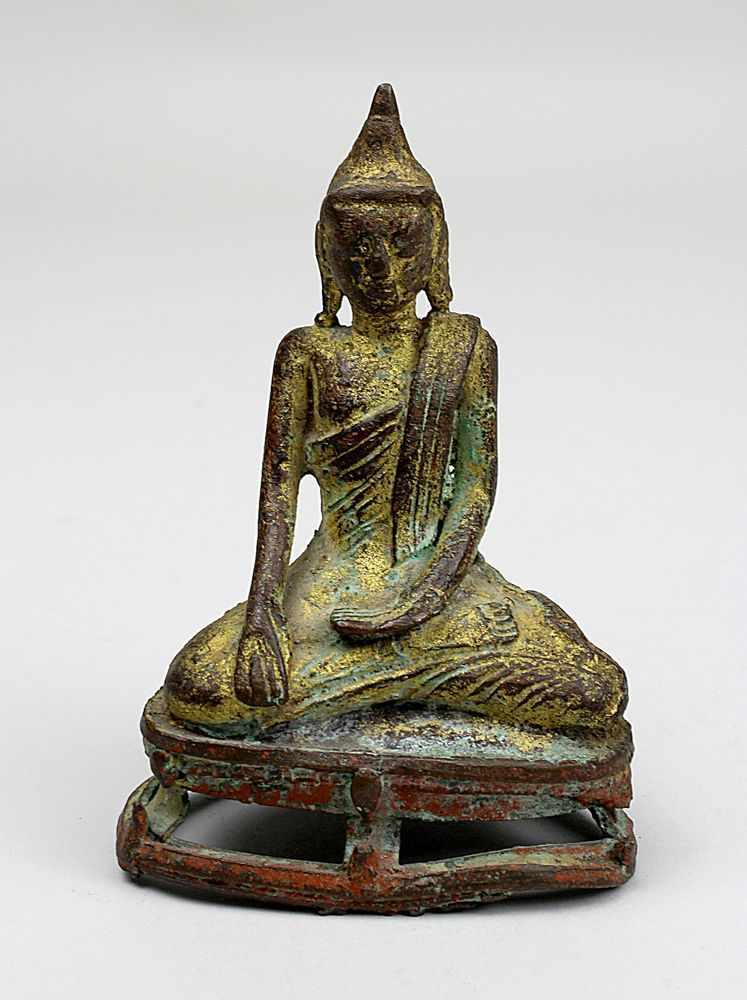 Kleiner Bronze-Buddha, wohl Shan, Myanmar, 17. Jh., Bronze mit Resten von Vergoldung und roter Farbe - Image 2 of 5