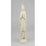 Elfenbeinmadonna, Frankreich um 1920, als Immaculata, barfüssig auf Schlange stehend, Krone und