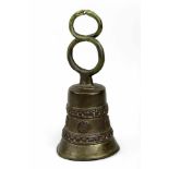 Bronzeglocke mit Schlangengriff, wohl Nepal, Glocke mit eingehängtem Klöppel, aufgelegtes