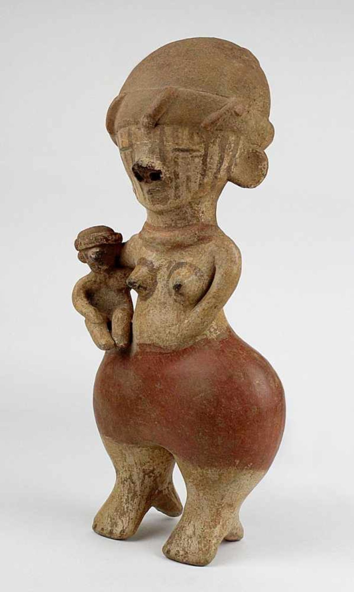 Präkolumbische, seltene stehende Mutter-Kind-Tonfigur, wohl Mexico, Hohlfigur mit Loch oben am Kopf,