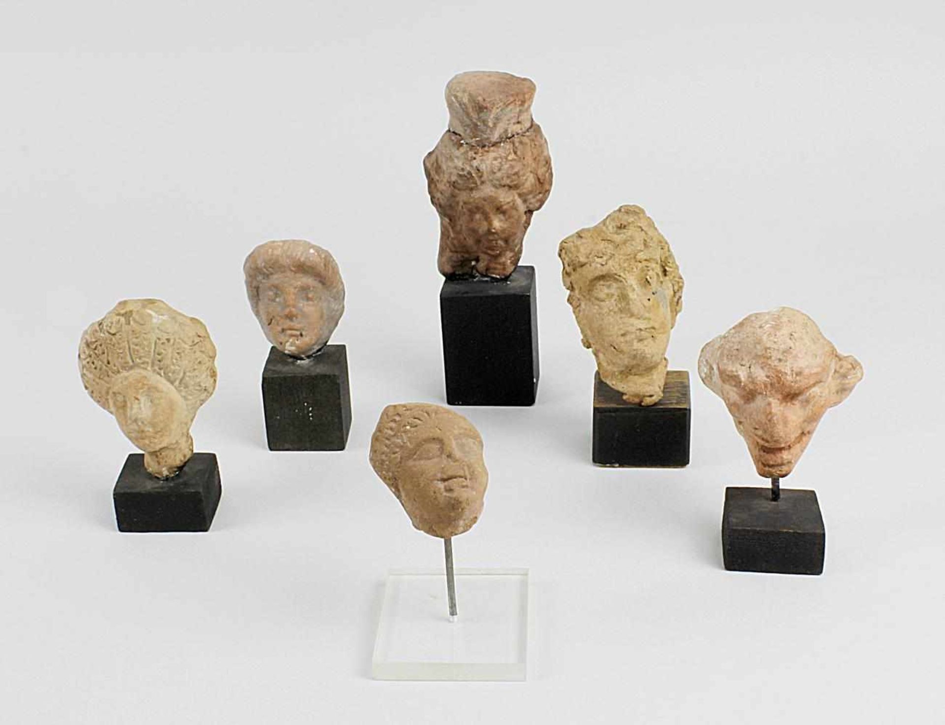 Sammlung von 6 hellenistischen provinzialrömischen Terrakotta-Figurenköpfchen, wohl 100 v. Chr. - 2.