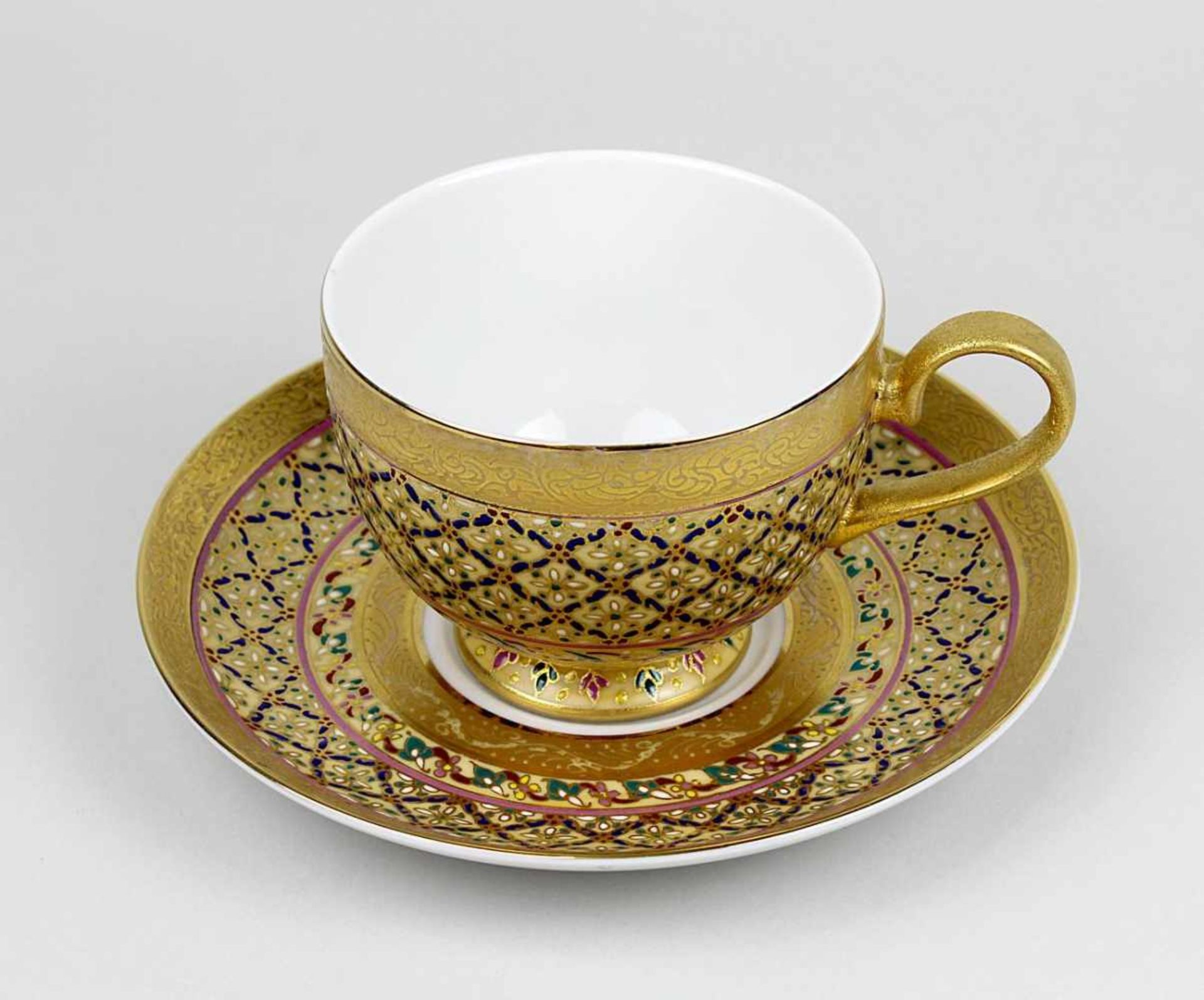 Große Kaffeetasse mit Untertasse, Russland, Ende 19.Jh., weißer Scherben, polychrom und gold