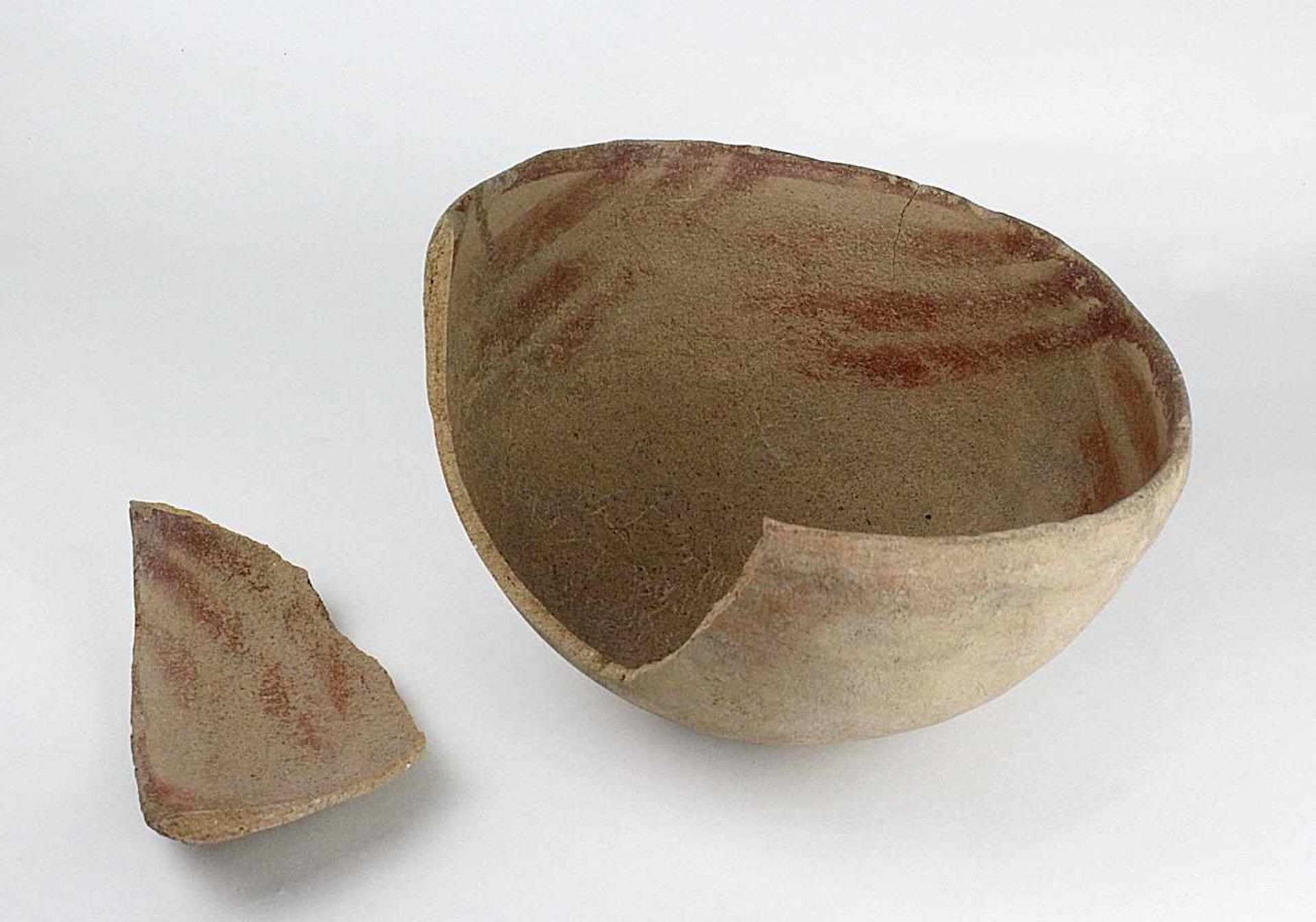 Große präkolumbische Tonschale, Altamerika, wohl n. Chr., dünnwandig, frei geformt aus hellem Ton,