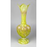 Große Loetz Vase, gelbes Onyxglas, Böhmen um 1890, vierpassig gebauchter Korpus mit langem Hals,