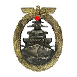 Flotten-Kriegsabzeichen 1941-1945, Zink teilvergoldet, stilisiertes Schlachtschiff frontal, im