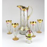 Jugendstilkrug mit vier Gläsern und einer eiförmigen Dose, Frankreich um 1900, Klarglas, Wandung mit
