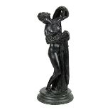 Weibliche Schöne nach dem Bade, wohl nach antikem Vorbild, Bronzefigur mit dunkelgrüner Patina, 2.