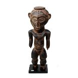 Weibliche Holzfigur wohl der Kuba, D. R. Kongo, stehende Figur mit herabhängenden Armen und