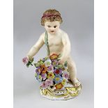 Kleine Meissen-Figur eines Mädchens, um 1900, mit Blumenkorb, Porzellan farbig staffiert, im Boden