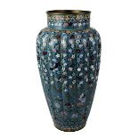 Große japanische Cloisonné-Vase, Meiji-Periode, um 1890, Kupferkorpus mit umlaufend längsgefächerter