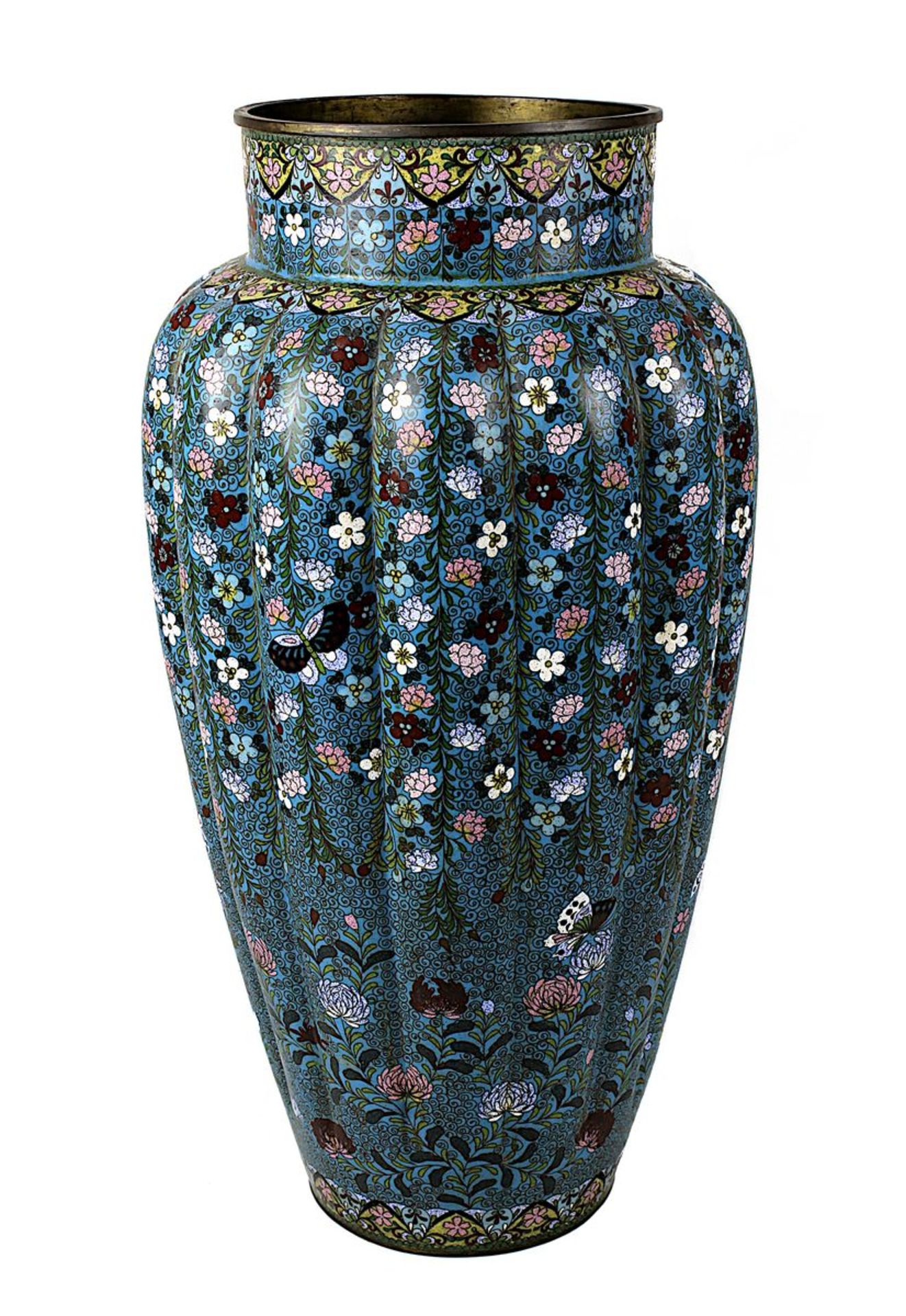 Große japanische Cloisonné-Vase, Meiji-Periode, um 1890, Kupferkorpus mit umlaufend längsgefächerter