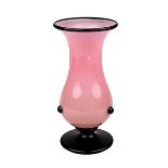 Kleine Lötz Tango-Vase, Dekor 1914, rosa durchgefärbtes Opalglas in Form geblasen, mit angesetztem