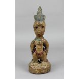 Ibeji Zwillingsfigur, Yoruba, Nigeria, stehende weibliche Figur mit hoher kammartiger Frisur,