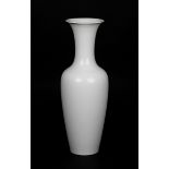 Vase KPM Berlin, 2. H. 20. Jh., Entwurf Trude Petri um 1930, Weißporzellan, Balsuterform, auf