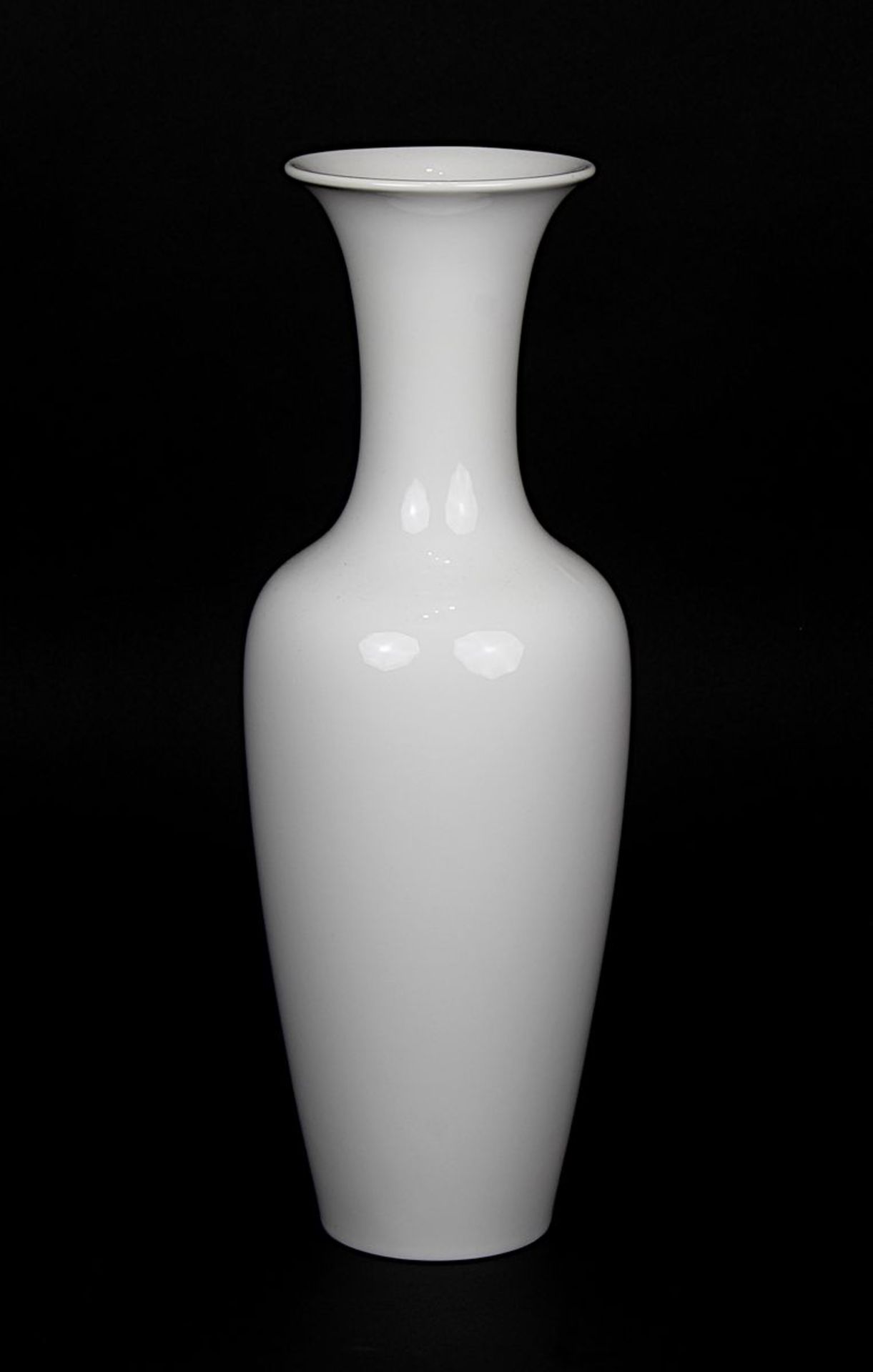 Vase KPM Berlin, 2. H. 20. Jh., Entwurf Trude Petri um 1930, Weißporzellan, Balsuterform, auf