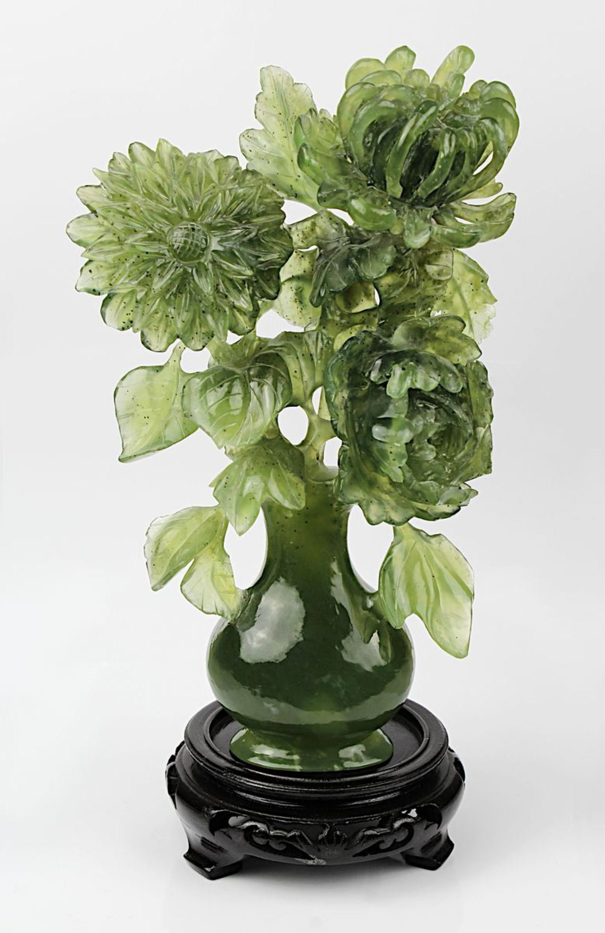 Chinesische Jadeschnitzerei Chrysanthemen in Vase, aufwendig aus einem Stück schöner grüner Jade