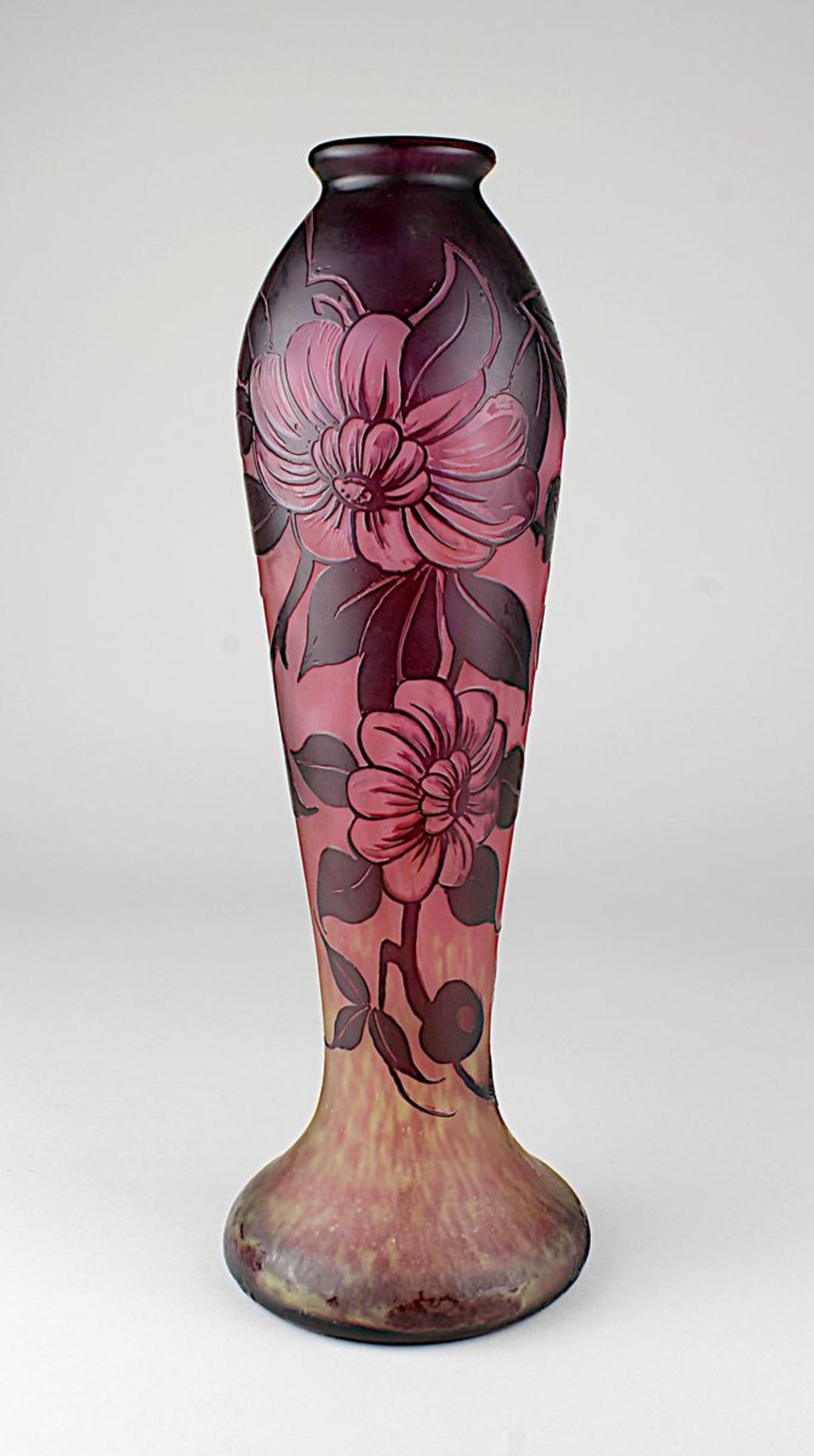 Gauthier Art-Déco-Vase, Paris 1920-30, Klarglaskorpus mit rot-rosa-gelblich gefleckten