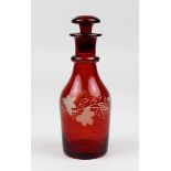 Kleine Karaffe, Klarglas, rot gebeizt, mit geschliffenen Weinrankenmotiv, Höhe 16 cm. 1544-063
