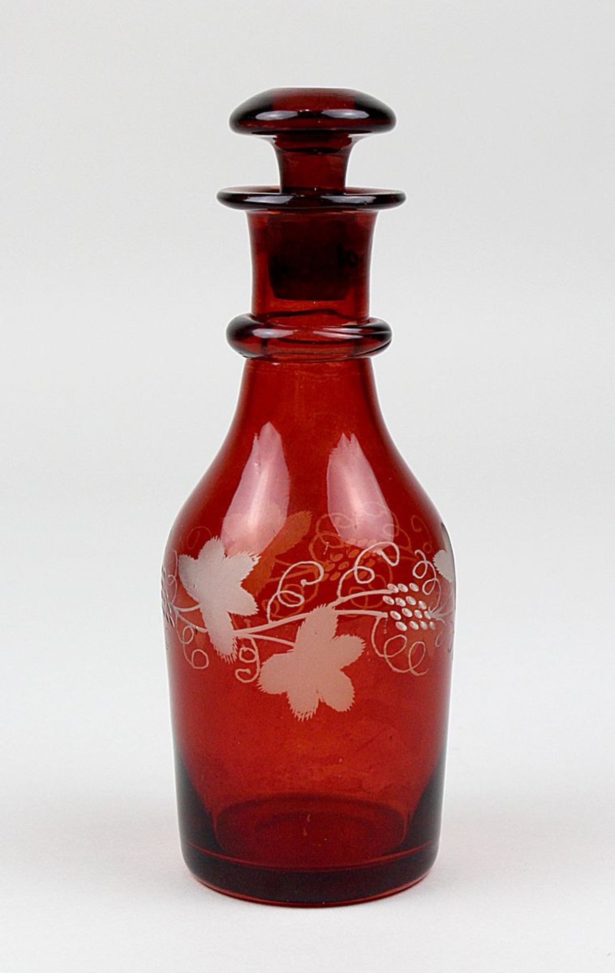 Kleine Karaffe, Klarglas, rot gebeizt, mit geschliffenen Weinrankenmotiv, Höhe 16 cm. 1544-063