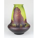 Deveau Art-Déco-Vase mit Löwenmotiv, Paris 1920-30, Klarglaskorpus mit grünem Unterfang, Wandung mit
