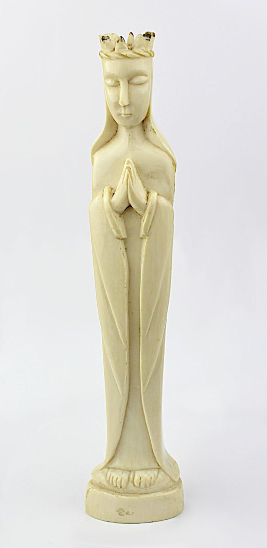 Madonnenfigur aus Elfenbein, um 1920, schlichte Schnitzerei aus einem Stück, poliert, H 24 cm,