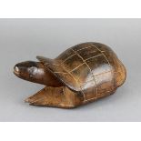 Schildkrötenfigur, wohl Ghana, helles Holz geschnitzt, massiv, schöne Patina, unterer Teil des