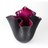 Große Fazzoletto-Vase, Murano neuzeitlich, mundgeblasene und handgeformte Vase aus schwarz-opakem