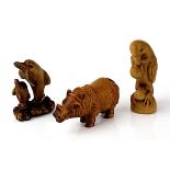 Drei Netsuke, Tierfiguren, Holz, Japan 2. Hälfte 20. Jh., Darstellung eines Papageis mit Früchten,