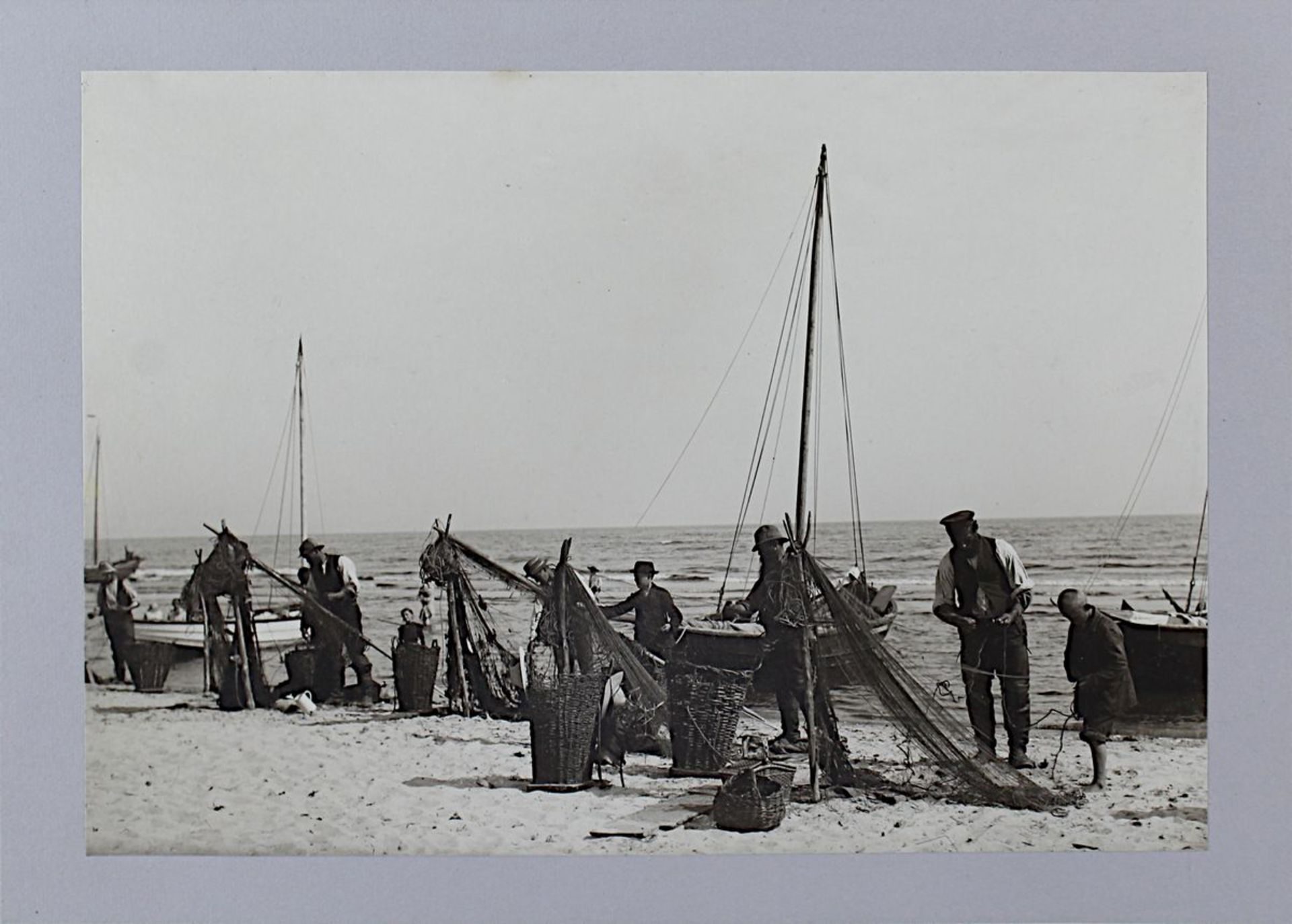 12 Schwarzweiß-Aufnahmen Motive an der Ostseeküste, um 1900, Landschafts-, Hafen- und - Bild 2 aus 5