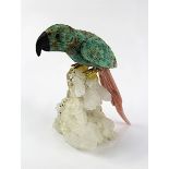 Papageienfigur aus Amazonit und Rosenquarz geschnitzt, auf Bergkristallstufe sitzend, H 8 cm,