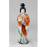 Japanische Porzellanfigur einer stehenden Dame mit Hund auf dem Arm, Satsuma um 1930, Porzellan