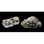 2 japanische Netsukes aus Elfenbein, Kröte mit Schildkröte auf Lotusblatt und Fisch auf Welle,
