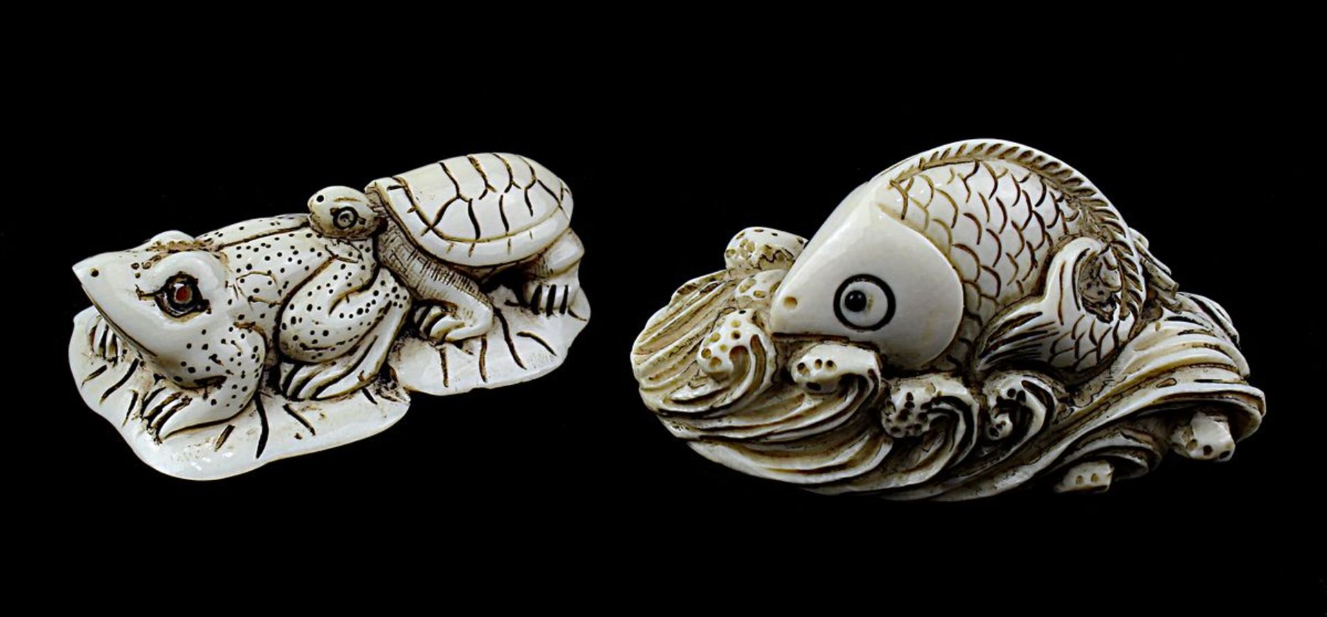 2 japanische Netsukes aus Elfenbein, Kröte mit Schildkröte auf Lotusblatt und Fisch auf Welle,